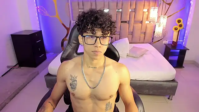 Snapshot of AkazaBoy_ chatting on March 2025 04:39:02 AM AkazaBoy online show from March 2025 04:39:02 AM