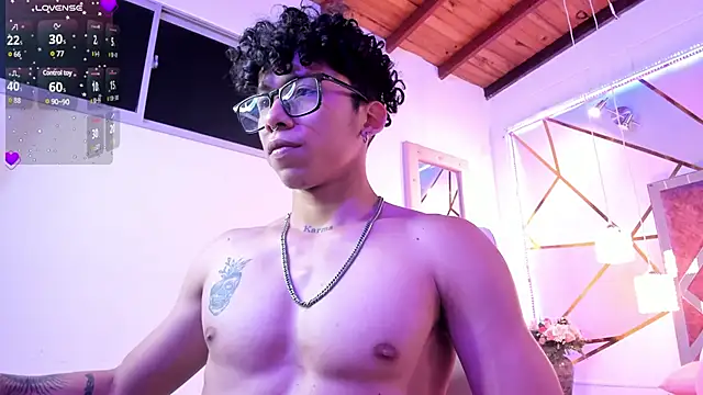 Snapshot of AkazaBoy_ chatting on March 2025 10:35:02 AM AkazaBoy online show from March 2025 10:35:02 AM