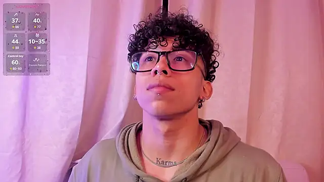 Snapshot of AkazaBoy_ chatting on December 2025 04:43:02 AM AkazaBoy online show from December 2025 04:43:02 AM