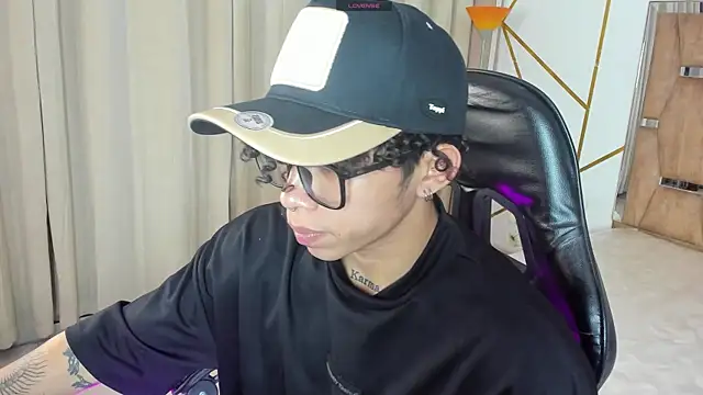 Snapshot of AkazaBoy_ chatting on May 2026 05:35:02 AM AkazaBoy online show from May 2026 05:35:02 AM