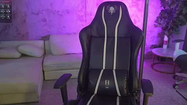 Magnetic Mia  online show from December 2025 01:33:02 AM