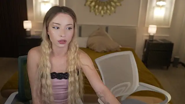 Magnetic Mia  online show from May 2026 10:51:02 PM