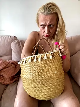 Melinastarr online show from November 2025 11:38:02 AM