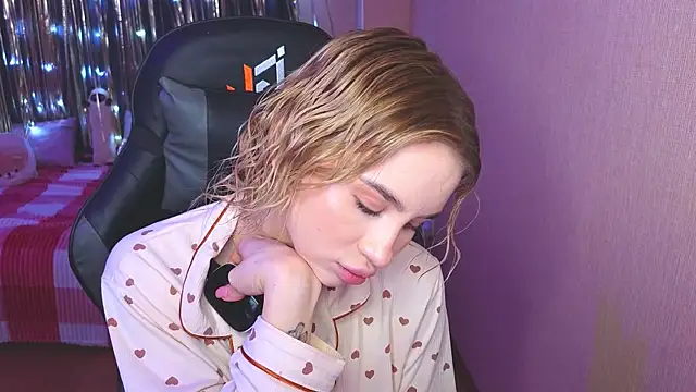 Snapshot of doll_barbieee chatting on February 2025 08:35:02 PM doll barbieee online show from February 2025 08:35:02 PM