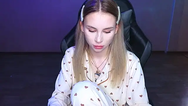 Snapshot of doll_barbieee chatting on March 2025 10:21:01 PM doll barbieee online show from March 2025 10:21:01 PM