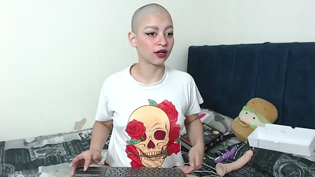 Snapshot of Bitsy_Messy chatting on December 2024 03:17:02 AM Bitsy Messy online show from December 2024 03:17:02 AM