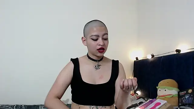 Snapshot of Bitsy_Messy chatting on December 2024 04:42:02 AM Bitsy Messy online show from December 2024 04:42:02 AM