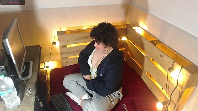 Snapshot of Bitsy_Messy chatting on December 2025 03:56:02 AM Bitsy Messy online show from December 2025 03:56:02 AM