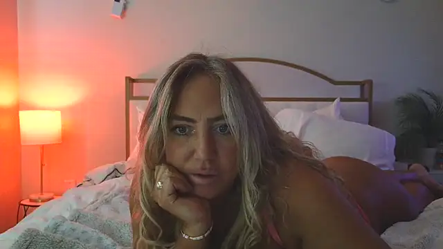Snapshot of sunshinekisses chatting on June 2026 02:41:02 PM sunshinekisses online show from June 2026 02:41:02 PM