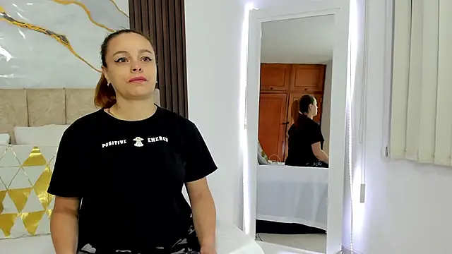 cristalwalker   online show from February 2026 10:41:02 AM