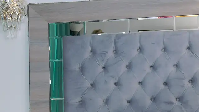 Lorehottie online show from September 2025 01:47:01 PM