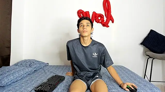 Snapshot of evanscollins chatting on November 2025 09:59:01 PM evanscollins online show from November 2025 09:59:01 PM