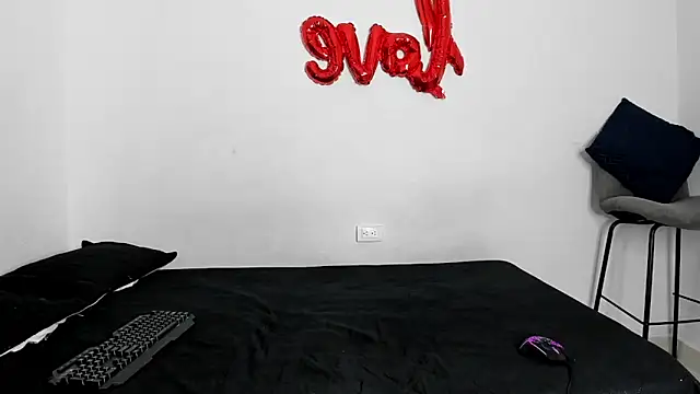 Snapshot of evanscollins chatting on November 2025 12:32:01 AM evanscollins online show from November 2025 12:32:01 AM