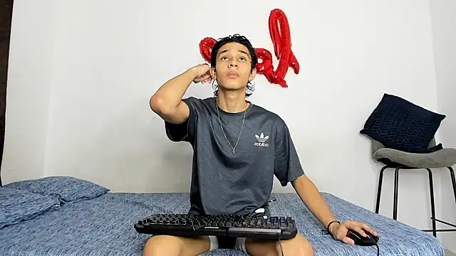 Snapshot of evanscollins chatting on November 2025 01:40:01 AM evanscollins online show from November 2025 01:40:01 AM