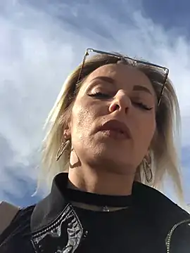 Diamond Bunny  online show from March 2025 01:03:01 PM