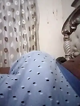 Snapshot of hugecrksam chatting on February 2026 07:18:01 PM hugecrksam online show from February 2026 07:18:01 PM