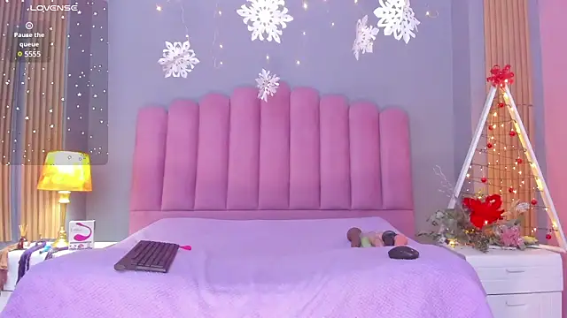 Snapshot of DevoniCollins chatting on December 2024 01:28:01 PM DevoniCollins online show from December 2024 01:28:01 PM