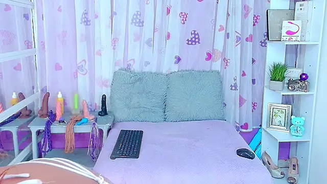 Snapshot of DevoniCollins chatting on February 2025 08:06:02 PM DevoniCollins online show from February 2025 08:06:02 PM