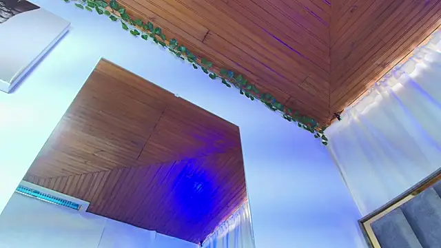 Naia x online show from December 2025 08:47:01 PM