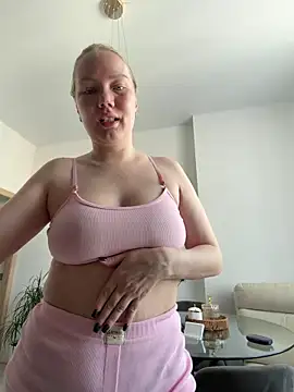 Snapshot of LianaCruz__ chatting on April 2026 04:32:01 AM LianaCruz online show from April 2026 04:32:01 AM