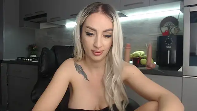 queenzoora online show from May 2026 10:06:01 PM