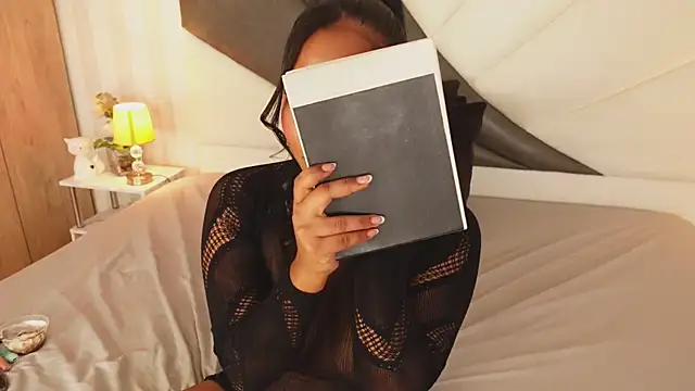 IzzyyBeelmonth online show from December 2024 01:40:02 AM