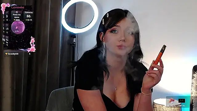 Snapshot of AveryWillow chatting on February 2025 04:21:01 PM AveryWillow online show from February 2025 04:21:01 PM