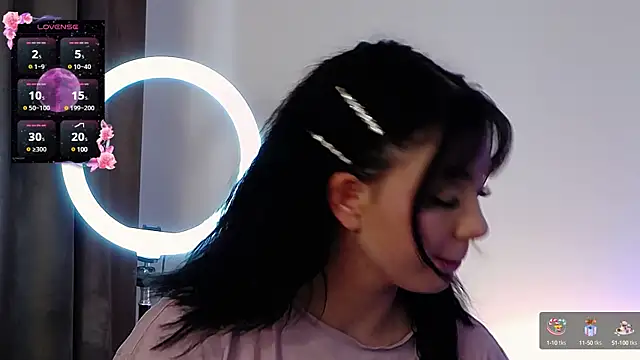 Snapshot of AveryWillow chatting on March 2025 02:45:01 PM AveryWillow online show from March 2025 02:45:01 PM