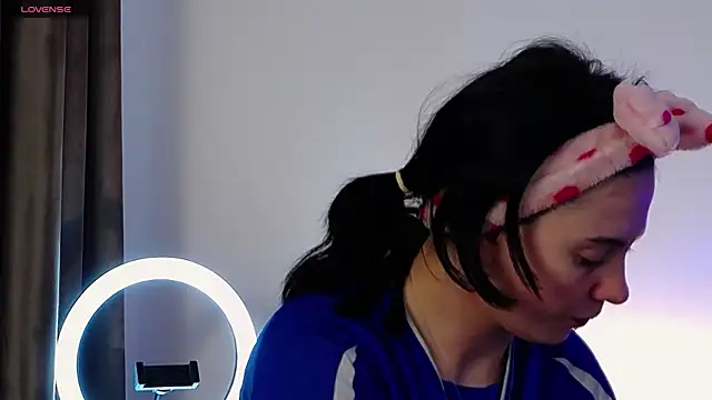 Snapshot of AveryWillow chatting on March 2025 01:46:01 PM AveryWillow online show from March 2025 01:46:01 PM