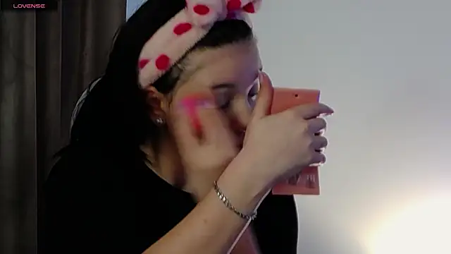 Snapshot of AveryWillow chatting on March 2025 12:57:02 PM AveryWillow online show from March 2025 12:57:02 PM