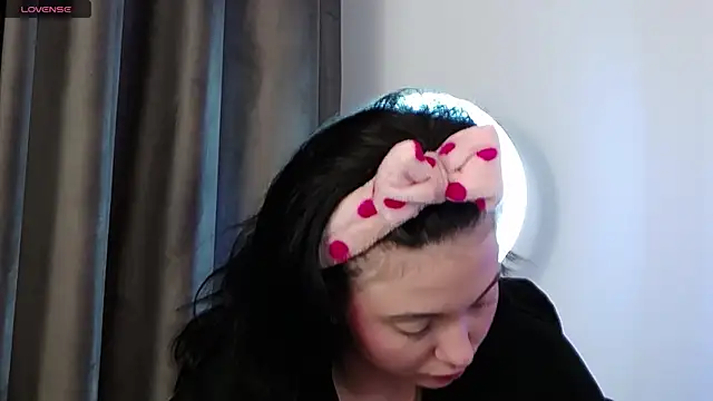 Snapshot of AveryWillow chatting on March 2025 06:25:01 PM AveryWillow online show from March 2025 06:25:01 PM