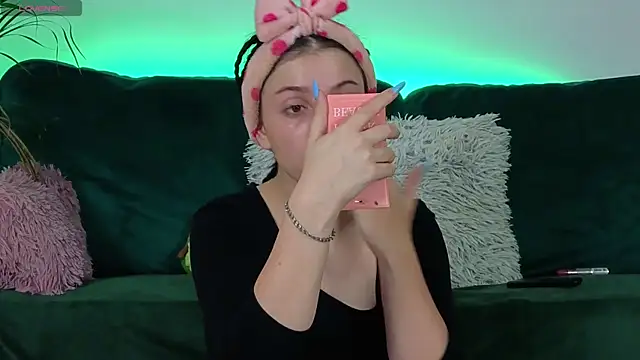 Snapshot of AveryWillow chatting on September 2025 04:28:01 AM AveryWillow online show from September 2025 04:28:01 AM