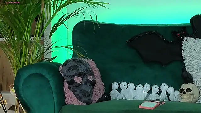 Snapshot of AveryWillow chatting on October 2025 04:49:02 AM AveryWillow online show from October 2025 04:49:02 AM