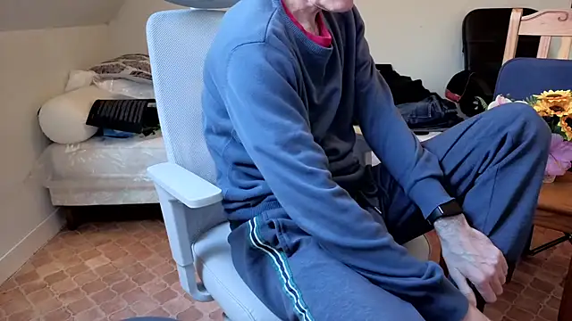 Snapshot of SteveStiffbone chatting on April 2026 01:04:02 PM SteveStiffbone online show from April 2026 01:04:02 PM