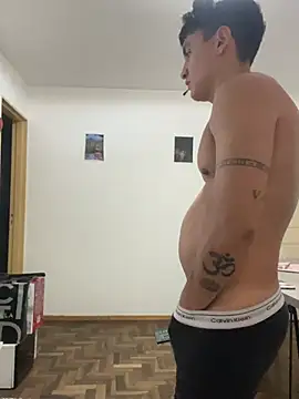 LCarreraa online show from April 2026 07:16:02 PM