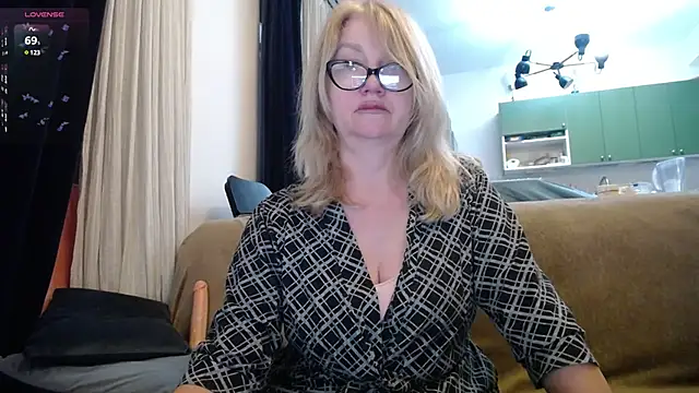 Snapshot of Blond_Woman chatting on February 2025 08:46:01 PM Blond Woman online show from February 2025 08:46:01 PM