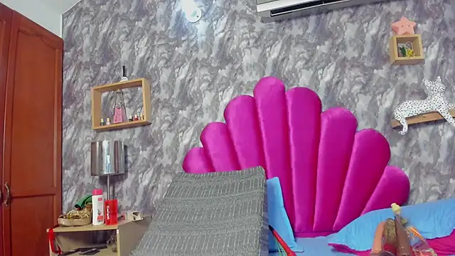 Snapshot of EMMAPARISS chatting on March 2025 09:45:01 PM EMMAPARISS online show from March 2025 09:45:01 PM