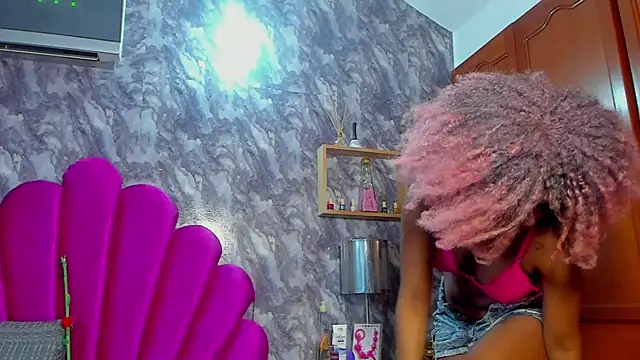 Snapshot of EMMAPARISS chatting on October 2025 11:47:02 AM EMMAPARISS online show from October 2025 11:47:02 AM