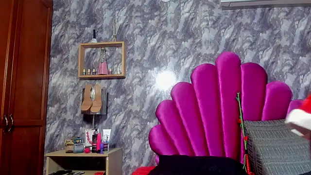 Snapshot of EMMAPARISS chatting on December 2025 11:27:02 AM EMMAPARISS online show from December 2025 11:27:02 AM