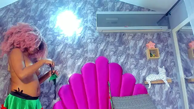 Snapshot of EMMAPARISS chatting on December 2025 11:51:01 AM EMMAPARISS online show from December 2025 11:51:01 AM