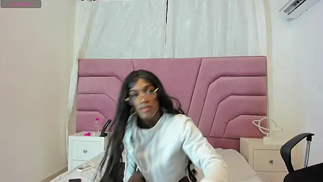 Snapshot of aishasounders chatting on December 2024 06:41:01 PM aishasounders online show from December 2024 06:41:01 PM