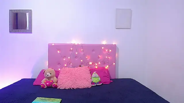 issa kitty online show from March 2025 04:45:01 AM