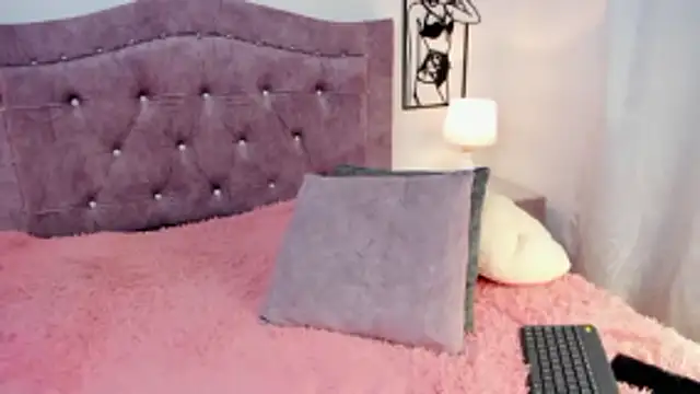 Snapshot of LunaSmitt chatting on December 2025 01:55:01 AM LunaSmitt online show from December 2025 01:55:01 AM