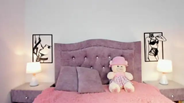 Snapshot of LunaSmitt chatting on December 2025 03:46:01 AM LunaSmitt online show from December 2025 03:46:01 AM