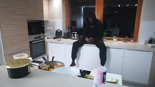 MacTroy online show from October 2025 06:17:02 PM