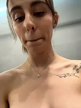 Snapshot of HellPeach chatting on December 2024 09:13:01 PM HellPeach online show from December 2024 09:13:01 PM