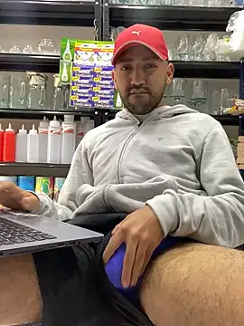 JuanZapata33 online show from December 2024 05:48:02 PM