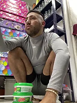 JuanZapata33 online show from December 2024 09:54:01 PM