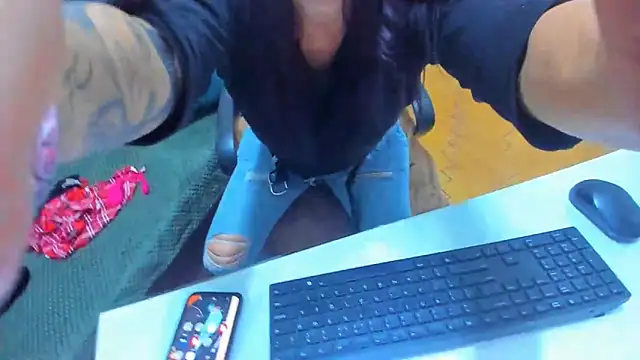 Snapshot of LauraSin chatting on September 2025 03:28:01 AM LauraSin online show from September 2025 03:28:01 AM