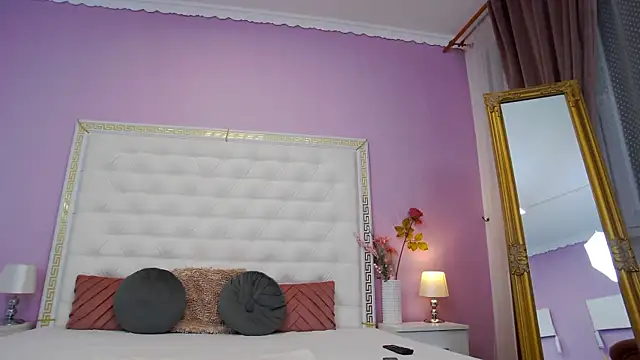 Lenna Paul online show from November 2025 04:44:01 AM